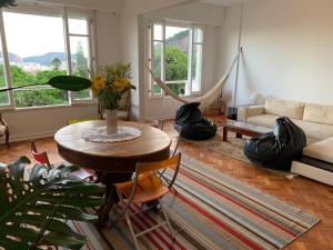 sala de estar con mesa y hamaca en Santa Teresa Luxury Flat. Sugar-Loaf Amazing View, en Río de Janeiro