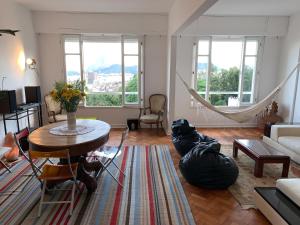 sala de estar con mesa y hamaca. en Santa Teresa Luxury Flat. Sugar-Loaf Amazing View, en Río de Janeiro