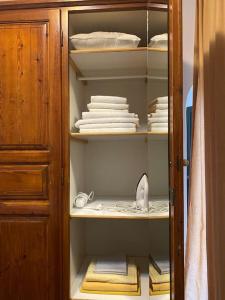 a cupboard with towels and a stack of towels at Kontos Village House in Kondós