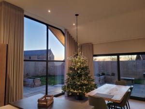Un árbol de Navidad en el comedor de una casa en Blue Iris Cottage, Ashlin Farm Barns en Lincoln