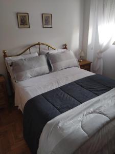 a bedroom with a large bed with white sheets and pillows at Coiron in Puerto Madryn