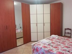 a bedroom with a bed and a large mirror at Villetta a schiera nei pressi del mare in Livorno