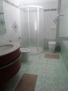 a bathroom with a shower and a sink and a toilet at Villetta a schiera nei pressi del mare in Livorno