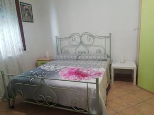 Cama ou camas em um quarto em Villetta a schiera nei pressi del mare