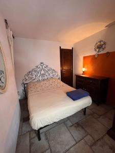 a bedroom with a white bed with a blue pillow on it at Appartamento-Grangesises in Grange Sises
