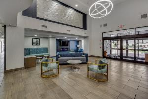 una hall con divano, tavolo e sedie di La Quinta by Wyndham Clarksville a Clarksville