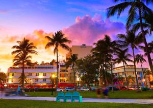 um edifício com palmeiras e cadeiras em frente em Park Royal Miami Beach em Miami Beach