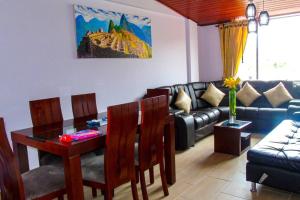 sala de estar con mesa y sofá en Apartamento en el Centro de Paipa, en Paipa