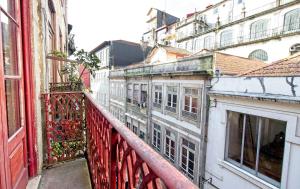 een balkon met uitzicht op de gebouwen bij Ribeira Smart Suite in Porto