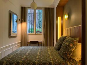 una camera d'albergo con letto e finestra di Chambre d’hôtes - Marais a Parigi