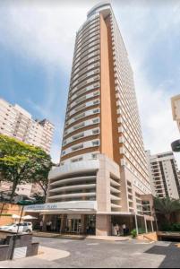 un gran edificio alto con un coche aparcado delante de él en Hotel International Plaza Alameda Santos SP, en São Paulo