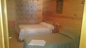 A bed or beds in a room at Casa Rural los Caños