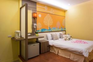 A bed or beds in a room at Bei Pin B&B