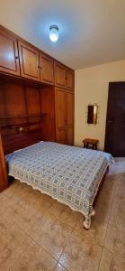 Een bed of bedden in een kamer bij AP 52 Centro com varanda