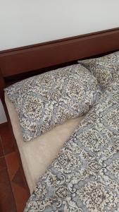 uma cama com duas almofadas em cima em Vikendica Kop em Kopaonik