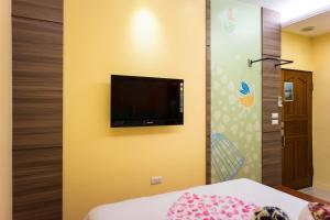 A television and/or entertainment centre at Bei Pin B&B