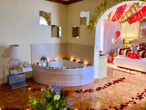 a large bathroom with a tub in the middle of a room at VV APARTAMENTOS ESTRELLA DEL NORTE in Icod de los Vinos