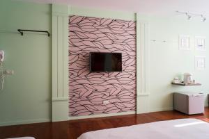A television and/or entertainment centre at Bei Pin B&B