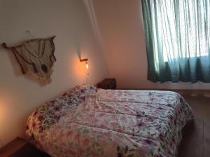 una camera con letto, lampada e finestra di Alojamientos Rossi a Malargüe