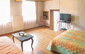 Un dormitorio con una cama, una mesa y un televisor. en Cozy Apartment In Plaine With Wifi, en Plaine