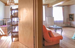 sala de estar con sofá y escalera en Cozy Apartment In Plaine With Wifi, en Plaine