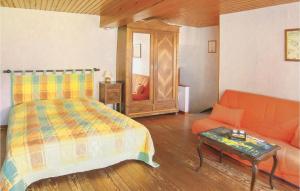 Un dormitorio con una cama, un sofá y una mesa. en Cozy Apartment In Plaine With Wifi, en Plaine 3 fotos más