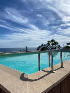 Kolam renang di atau dekat dengan Apt Golfe Juan - 5min des plages - Parking privée - Piscine Rooftop