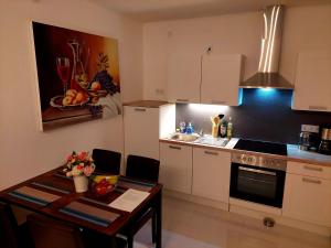 uma cozinha com uma mesa e uma cozinha com uma sala de jantar em RYE Ferienwohnung Hamburg em Hamburgo