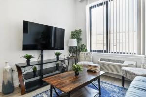 a living room with a tv and a coffee table at Luxury Apartments - Newark Int Airport - Evonify Stays in Elizabeth