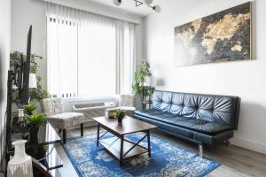 a living room with a black leather couch and a table at Luxury Apartments - Newark Int Airport - Evonify Stays in Elizabeth
