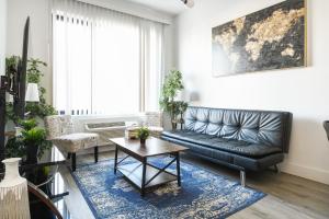 a living room with a leather couch and a table at Luxury Apartments - Newark Int Airport - Evonify Stays in Elizabeth