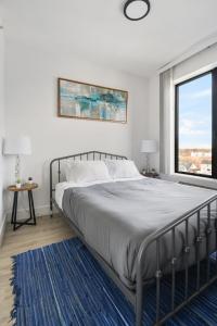 Postel nebo postele na pokoji v ubytování Luxury Apartments - Newark Int Airport - Evonify Stays
