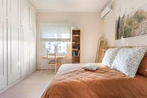 Un dormitorio con una cama y una mesa en una habitación. en Acropolis View, en Atenas
