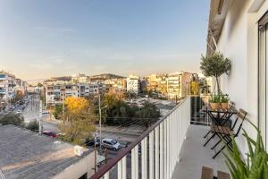 Un balcón con vista a una ciudad en Acropolis View, en Atenas