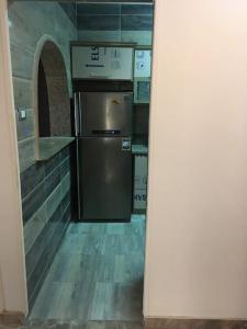 una cucina con piano cottura e frigorifero di Super Cozy Apt 7 min to CAI a Il Cairo