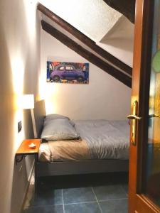 1 dormitorio con 1 cama y 1 coche en la pared en Kintsugi Loft en Turín