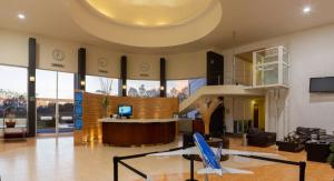 a large lobby with a reception desk in a building at HOTEL AEROPUERTO MORELIA in Álvaro Obregón