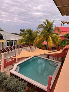 balkon z widokiem na basen w obiekcie Nuestro Castillo, Playa San Blas, La Libertad, El Salvador w mieście La Libertad