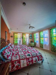 1 dormitorio con 1 cama con edredón en Nuestro Castillo, Playa San Blas, La Libertad, El Salvador en La Libertad
