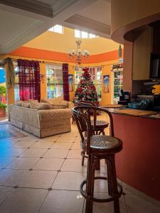 una sala de estar con un árbol de Navidad y una mesa y sillas en Nuestro Castillo, Playa San Blas, La Libertad, El Salvador en La Libertad
