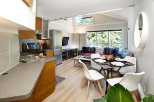 eine Küche und ein Wohnzimmer mit einem Tisch und Stühlen in der Unterkunft Gondola Haus - Free parking in Whistler