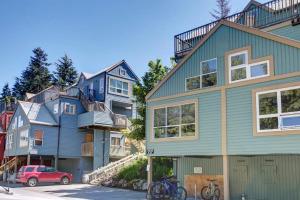 eine Reihe von Häusern mit Fahrrädern, die vor ihnen geparkt sind in der Unterkunft Gondola Haus - Free parking in Whistler