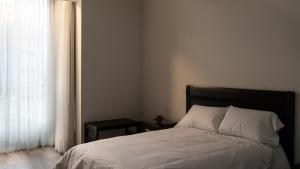 Uma cama ou camas num quarto em LIMA HOST