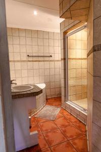 W łazience znajduje się wanna, umywalka i prysznic. w obiekcie Mitford Lodge w mieście Morgan Bay