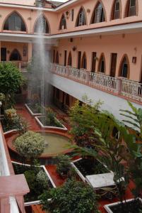 a courtyard with a fountain in the middle of a building at Hotel Iberia in Córdoba