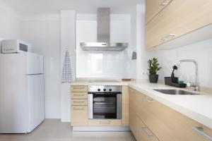 uma cozinha branca com um fogão e um frigorífico em Céntrico y con Vistas Santa Cruz, Vacation Home em Santa Cruz de Tenerife