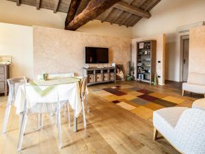 a living room with a table and chairs and a tv at La Rondanina in Castelnuovo Fogliani