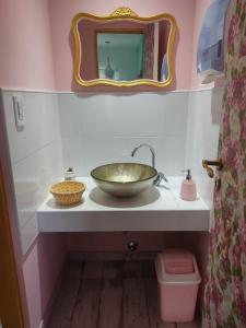 a bathroom with a bowl sink and a mirror at Esmeralda in Mar del Plata