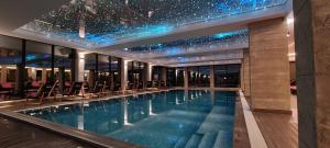 una piscina in un edificio con soffitto stellato di Ski & Spa Apartment N34 Milmari Resort Kopaonik a Kopaonik
