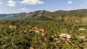 uma vista aérea de uma casa nas montanhas em Chalés Ocaso em São Jorge